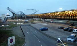 Hi hữu: Sân bay hỗn loạn vì xe hơi rượt đuổi trên đường băng