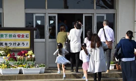 Các phụ huynh đến trường tiểu học Mutsumi số 2 ở quận Chiba để tham dự buổi họp phụ huynh khẩn. Ảnh: Mainichi