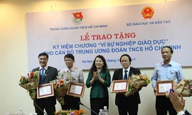 Thứ trưởng Bộ Giáo dục và Đào tạo Nguyễn Thị Nghĩa trao tặng Kỷ niệm chương “Vì sự nghiệp giáo dục” cho 4 cán bộ thuộc T.Ư Đoàn TNCS Hồ Chí Minh