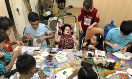 Bằng nghị lực, Thương đã học nghề thủ công lưu niệm