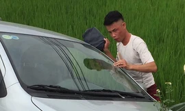 Hiệp Gà mất lái lao xế hộp xuống ruộng, loay hoay tìm cách lên bờ