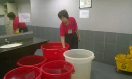 Liên tục bị cắt nước, siêu thị Big C phải mua nước ngoài về dự trữ phục vị sinh hoạt. Ảnh: Thanh Trần.