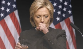 Bà Hillary từng nhiều lần ho không ngừng nghỉ khi phát biểu. Các dấu hiệu xuống cấp về sức khoẻ đã xuất hiện từ lâu nên có tin đồn cho rằng bà đang mắc trọng bệnh chứ không đơn thuần là viêm phổi.