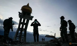 Các binh sĩ tham gia chiến dịch tìm kiếm sau động đất tại Indonesia. Ảnh: Reuters