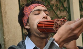 Raja Thapa biểu diễn màn ngậm 138 chiếc bút chì trong miệng.