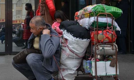 Cha già âm thầm vác 2 tạ quà quê, đi hơn 400km để đoàn tụ với vợ con