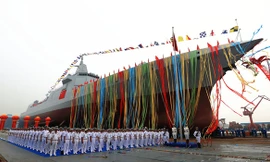 Lễ ra mắt tàu khu trục Type 055 của Trung Quốc. Ảnh: Trung Hoa Nhật báo