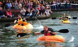 Cưỡi bí ngô khổng lồ, rượt đuổi trên hồ đầy kịch tính