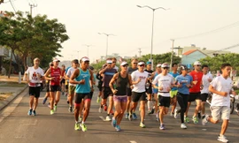 Các VĐV tham dự chạy bộ hành trình dài 2,8 km nhằm gây quỹ cho trẻ sơ sinh sáng 6/5 tại Đà Nẵng. Ảnh: Đào Phan