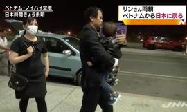 Cha mẹ bé Nhật Linh ra sân bay để về Việt Nam. 