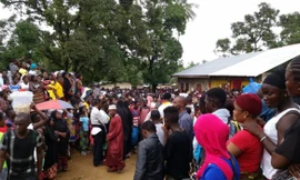 Người dân tập trung gần hiện trường vụ cháy. Ảnh: BBC