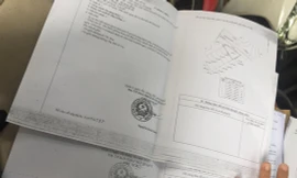 Giấy tờ thật (phía dưới) cập nhật chủ sở hữu mới tên Trần Thanh Sơn và giấy tờ giả bị lừa đảo đánh tráo của ông T.