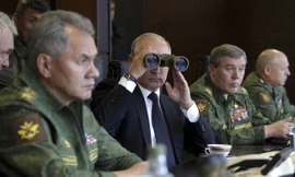 Tổng thống Nga Vladimir Putin theo dõi cuộc tập trận Zapad-2017. Ảnh: Sky News