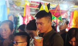 Giới trẻ chen chân xuống phố chơi Trung Thu