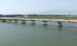 Kinh hãi chứng kiến nam thanh niên nhảy cầu Câu Lâu tự vẫn