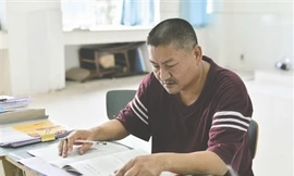 Ông Liang ngồi ôn thi đại học.