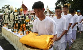 Các cầu thủ nhí tham gia nghi lễ vào sáng nay, 24/7. Ảnh: AP