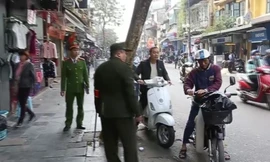 Công an lập chốt giữ vỉa hè phố cổ cho người đi bộ