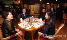 Hai ông Moon - Kim ăn hải sản tại nhà hàng ven sông