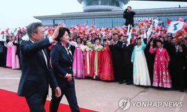 Tổng thống Hàn Quốc và phu nhân có mặt tại sân bay Sunan để lên đường đến núi Paekdu. Ảnh: Yonhap