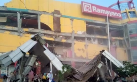 Nhiều công trình bị hư hại sau trận động đất. Ảnh: Twitter