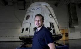 Ông Elon Musk - Giám đốc điều hành SpaceX đứng trước khoang đổ bộ (capsule) Dragon. Ảnh: TNS
