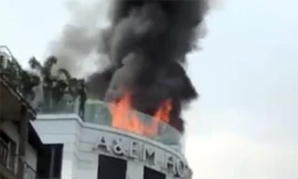 Khói lửa bốc ra nghi ngút tại hiện trường.