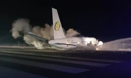 Máy bay Boeing chở 120 hành khách đâm sầm xuống đường băng