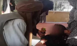 Bé Gharibgol (phải) và người cha nhẫn tâm (trái).