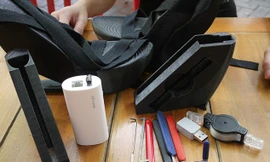 Nữ hacker gợi cảm bày chiêu giấu đồ trong gót giày