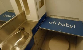 Nhà vệ sinh trong máy bay, nơi cô tiếp viên này thường chọn để "đi khách". Ảnh minh họa