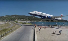 Đứng tim nhìn máy bay suýt quệt đầu du khách khi hạ cánh
