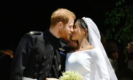 Đám cưới của Hoàng tử Anh Harry, 33 tuổi, và nữ diễn viên người Mỹ Meghan Markle, 36 tuổi, diễn ra hôm nay tại nhờ thờ Winsor, nơi Harry từng được làm lễ rửa tội. Sau nghi lễ trong nhà nguyện, Harry nắm tay Meghan tiến ra cổng, dừng lại, nhìn và trao nhau