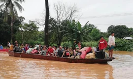 Người dân sơ tán sau sự cố vỡ đập. Ảnh: AFP