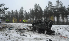 Chiếc xe tải quân sự hư hỏng hoàn toàn sau vụ va chạm. Ảnh: HBL