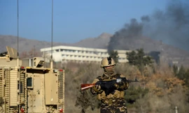 Lực lượng an ninh vũ trang canh gác gần hiện trường vụ bắt giữ con tin. Ảnh: AFP