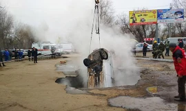 Xe hơi bị ‘hố tử thần’ nóng 75 độ C nuốt chửng, hai người chết thảm