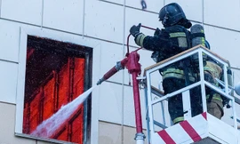 Lính cứu hỏa dập lửa tại trung tâm thương mại thành phố Kemerovo (Nga). Ảnh: Tass