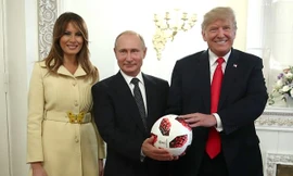 Tổng thống Mỹ Trump và phu nhân chụp ảnh cùng Tổng thống Nga Putin bên trái bóng World Cup. Ảnh: Tass