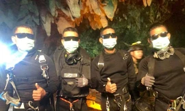 Đội thợ lặn Hải quân Thái Lan vui mừng sau khi rời hang Tham Luang tối 10/7. Ảnh: Thai Navy SEAL