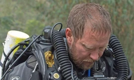 Vừa rời hang Tham Luang giải cứu đội bóng, bác sĩ Úc nhận tin cha mất