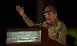 Chủ tịch Raúl Castro phát biểu trong lễ tưởng niệm lãnh tụ Fidel Castro tại .quảng trường Antonio Maceo.