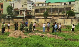 Lực lượng tìm kiếm mộ chôn tập thể liệt sỹ tại khu vực sân bay quốc tế Tân Sơn Nhất vẫn đang tích cực tìm kiếm. Ảnh Trần Nguyên Anh