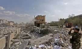 Một cơ sở gần thủ đô Damascus (Syria) bị phá huỷ sau vụ tấn công ngày 14/4. Ảnh: AFP