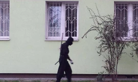 Ninja lang thang gây xôn xao dư luận Ba Lan