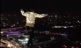 Nín thở xem ‘người nhện’ đi trên dây trong bóng tối giữa 2 toà tháp chọc trời 