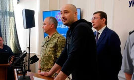 Nhà báo Arkady Babchenko (giữa) tham gia họp báo tại Kiev (Ukraine). Ảnh: CNN