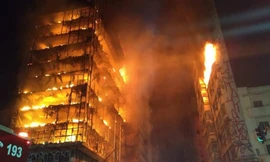 Hiện trường vụ cháy trước khi tòa nhà đổ sụp. Ảnh: Twitter