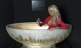 Loá mắt với bồn tắm dát vàng, đính pha lê giá gần 3 tỉ đồng