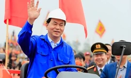Chủ tịch nước Trần Đại Quang lái máy cày ở Lễ hội Tịch Điền